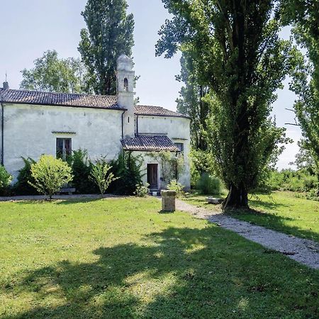 2 Bedroom Awesome Home In Taglio Di Po Ro Porto Viro Exteriör bild