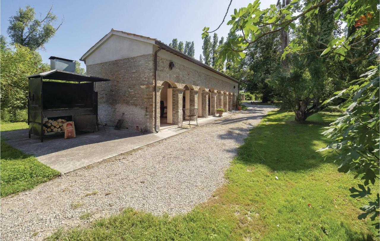2 Bedroom Awesome Home In Taglio Di Po Ro Porto Viro Exteriör bild
