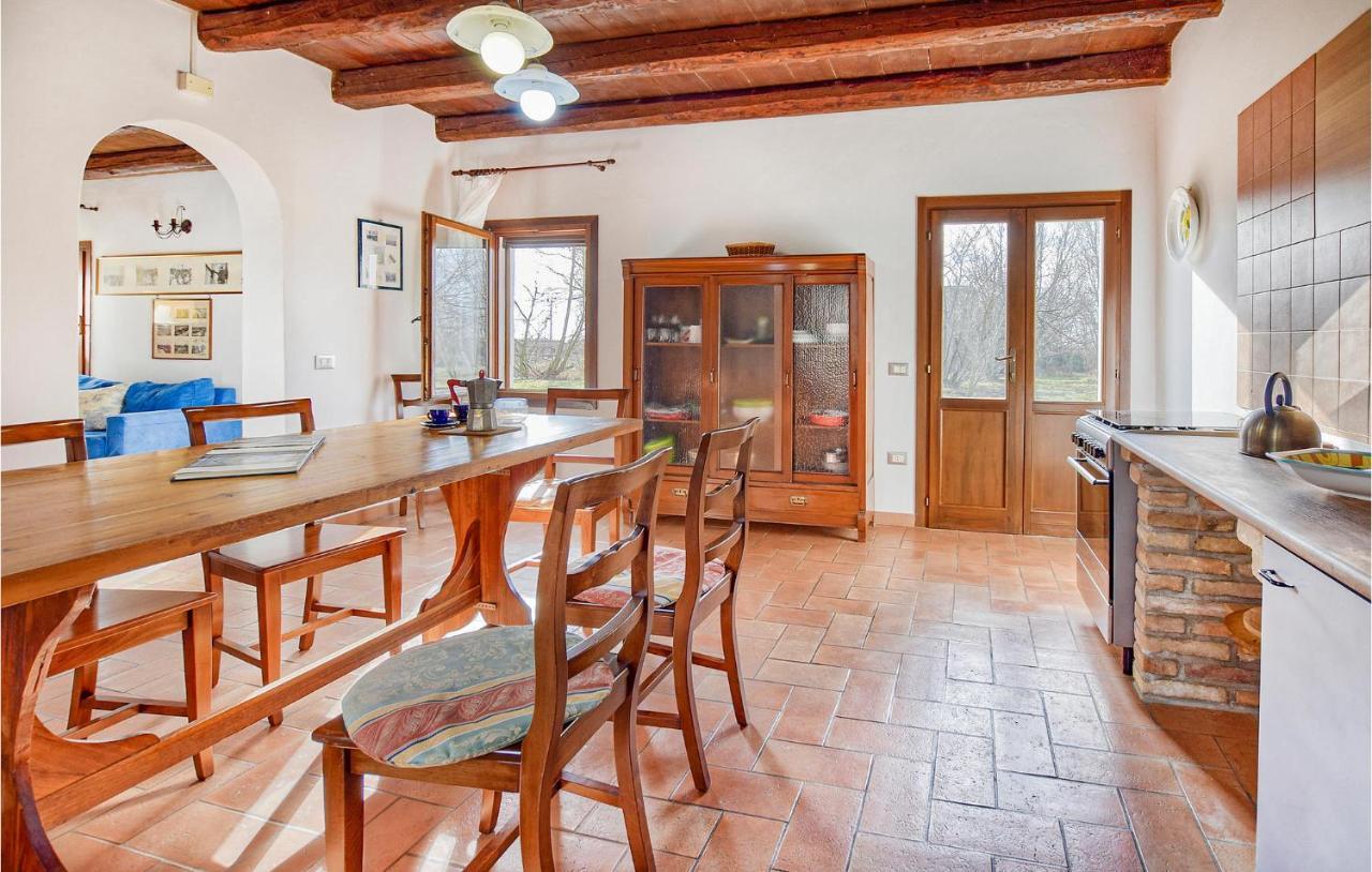 2 Bedroom Awesome Home In Taglio Di Po Ro Porto Viro Exteriör bild
