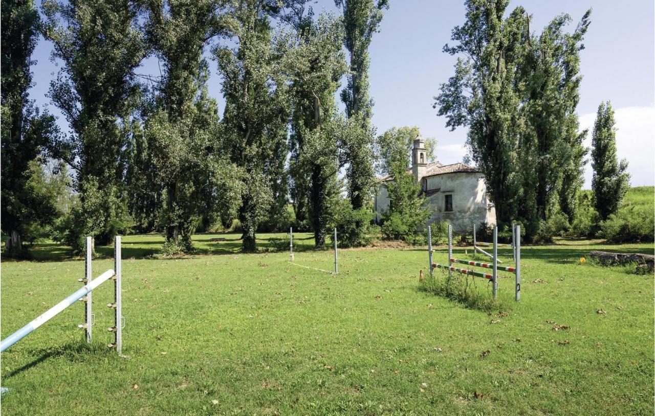 2 Bedroom Awesome Home In Taglio Di Po Ro Porto Viro Exteriör bild