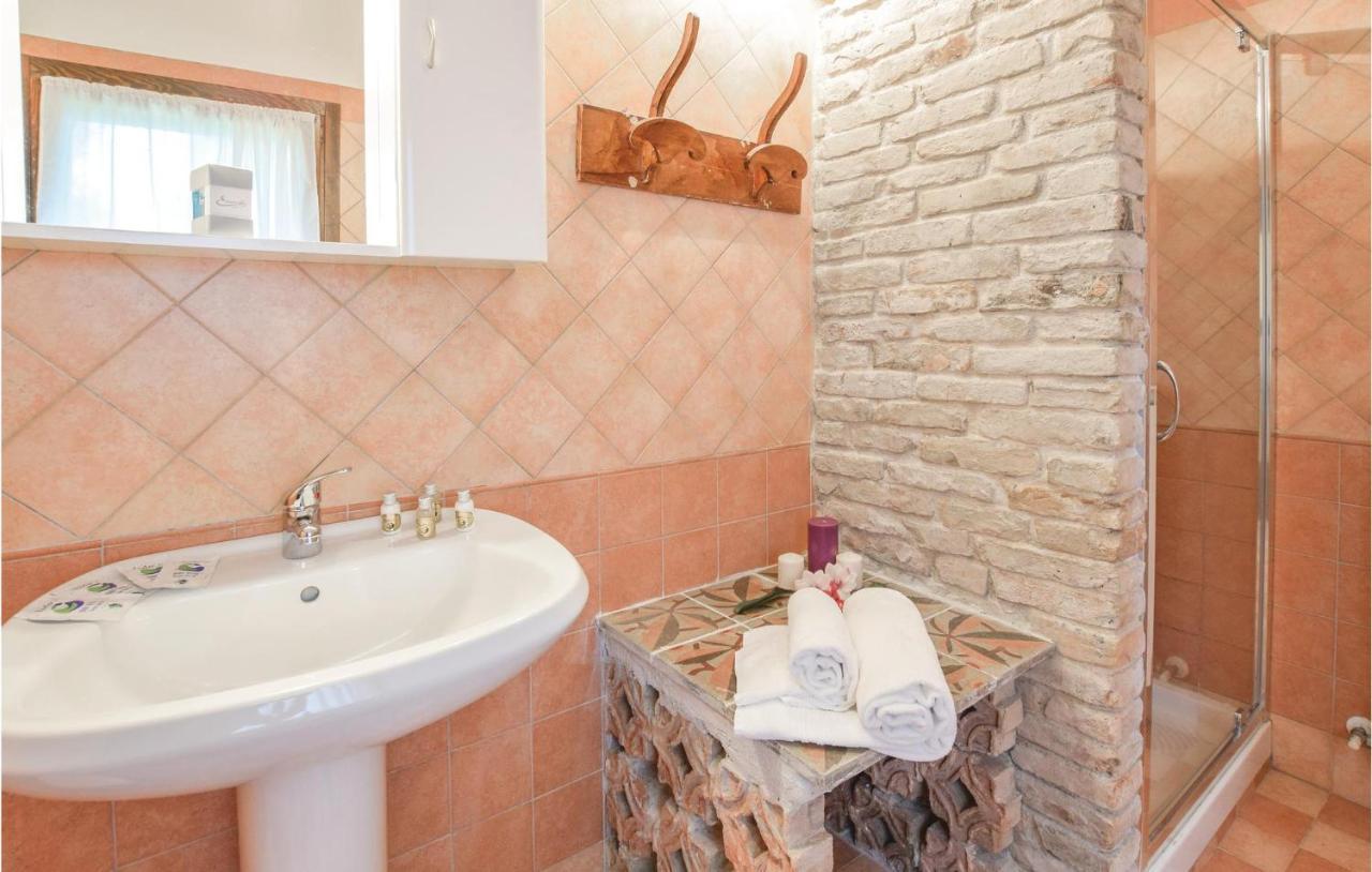 2 Bedroom Awesome Home In Taglio Di Po Ro Porto Viro Exteriör bild