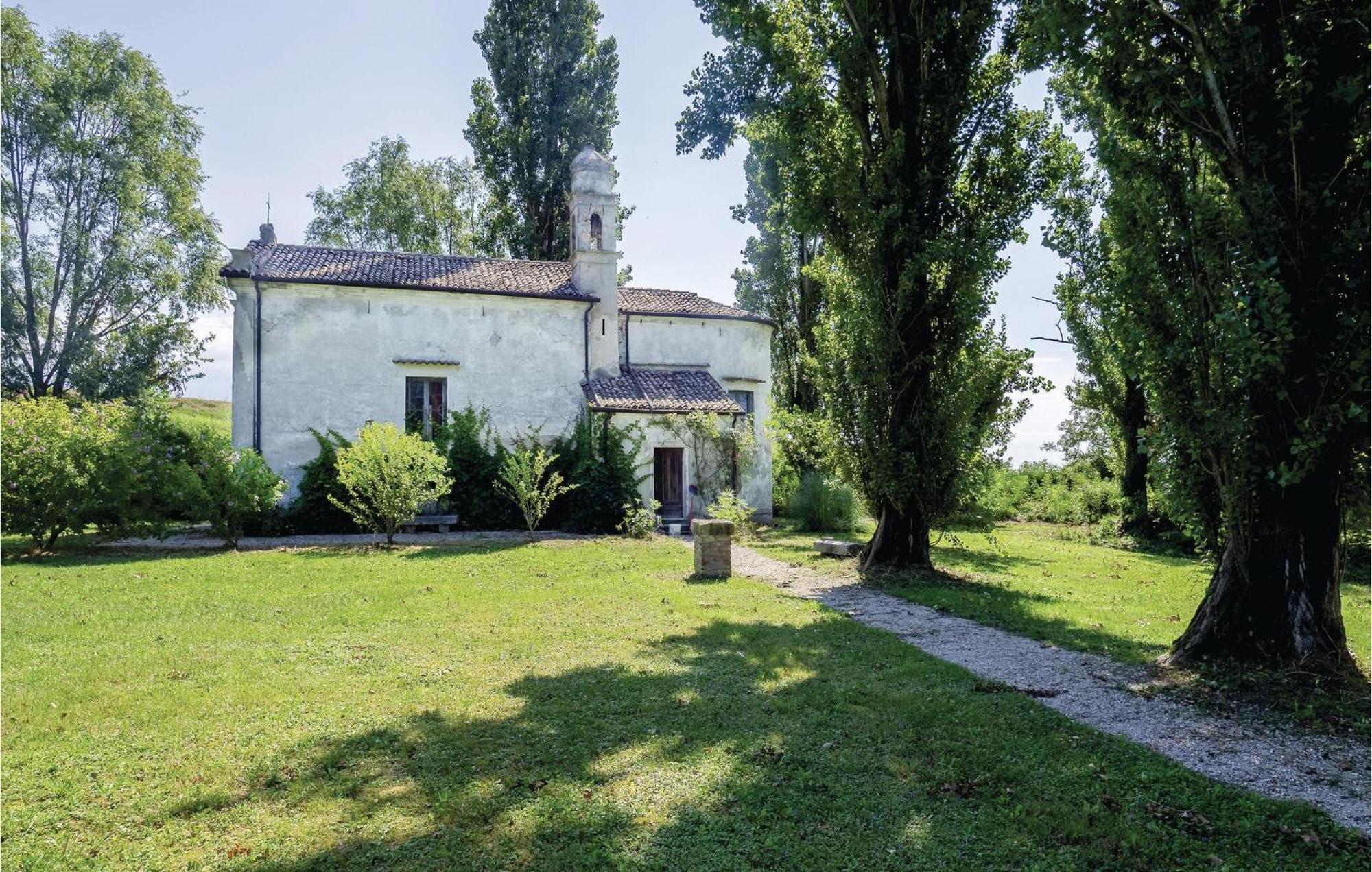 2 Bedroom Awesome Home In Taglio Di Po Ro Porto Viro Exteriör bild