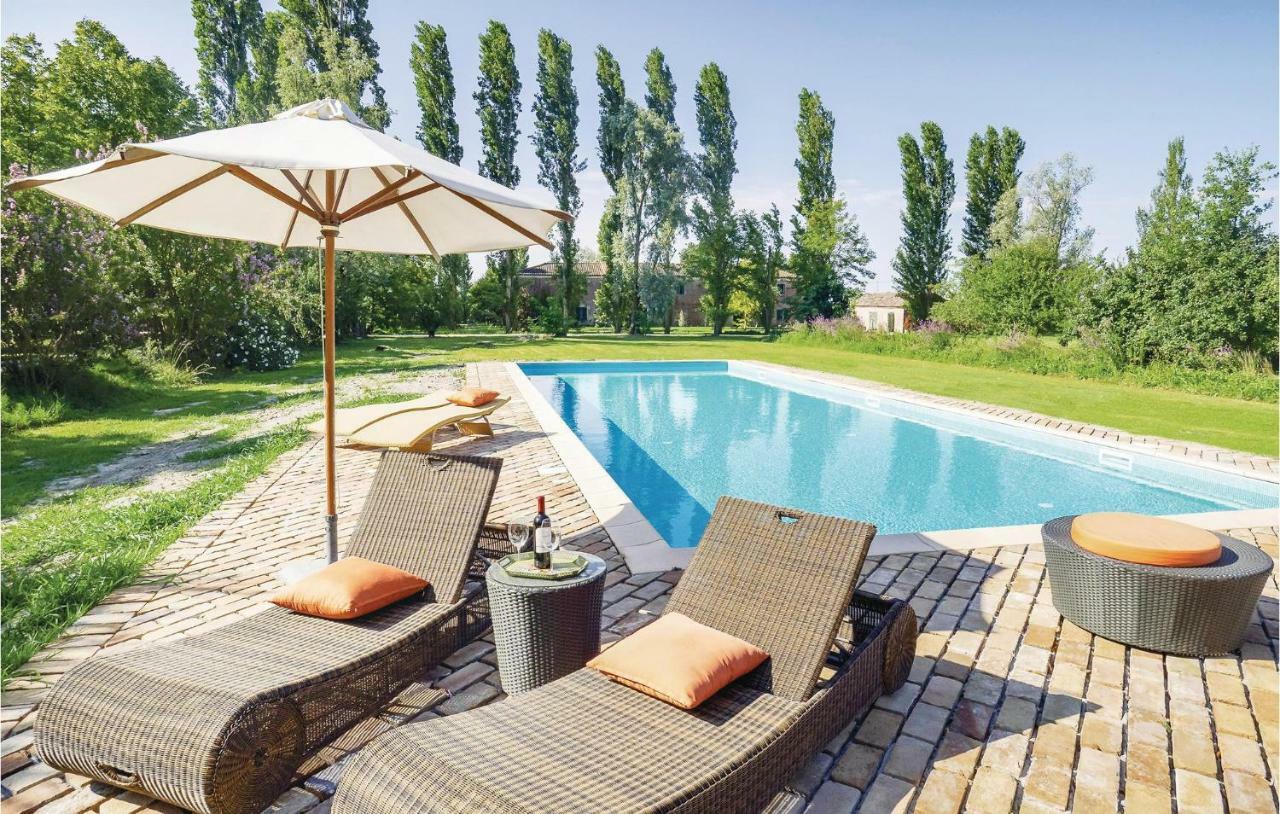 2 Bedroom Awesome Home In Taglio Di Po Ro Porto Viro Exteriör bild